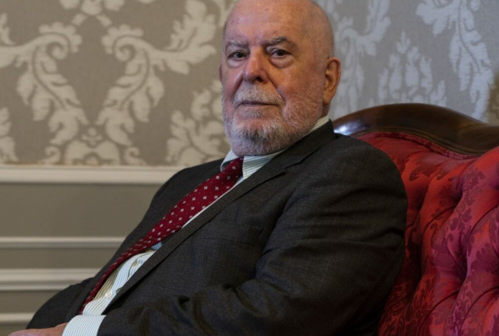 La «e» de Juan Gil