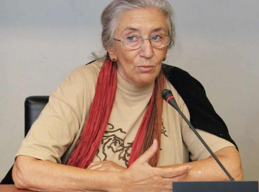Clara Janés, la «U»