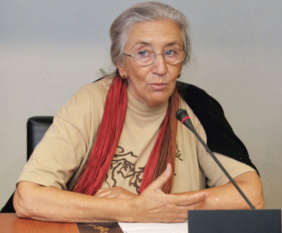 La 'U' es de Clara Janés