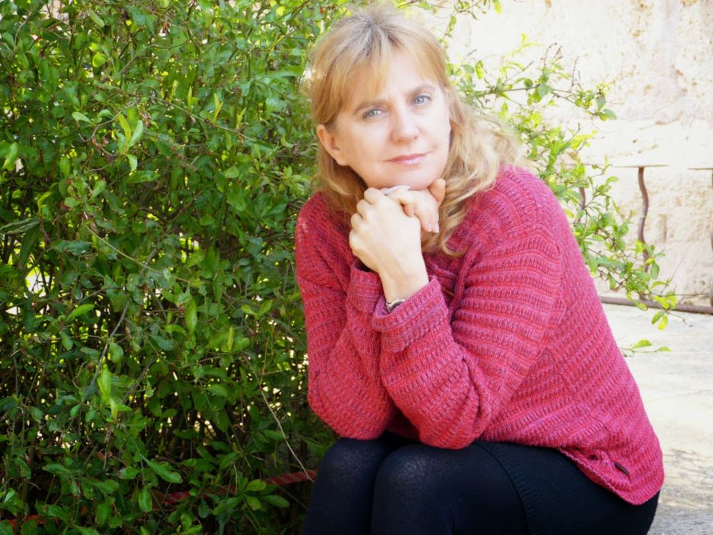 Retrato de Araceli Esteves, autora de 'Al rico virus', con expresión serena y mirada directa