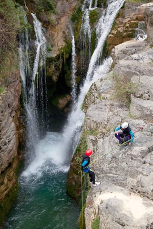 Vista parcial del Barranco de Forcos, con formaciones rocosas escarpadas y vegetación autóctona en el Pirineo aragonés