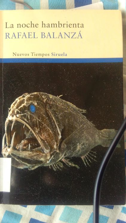 Portada de la novela 'La noche hambrienta', de Rafael Balanzá, con diseño sombrío y perturbador