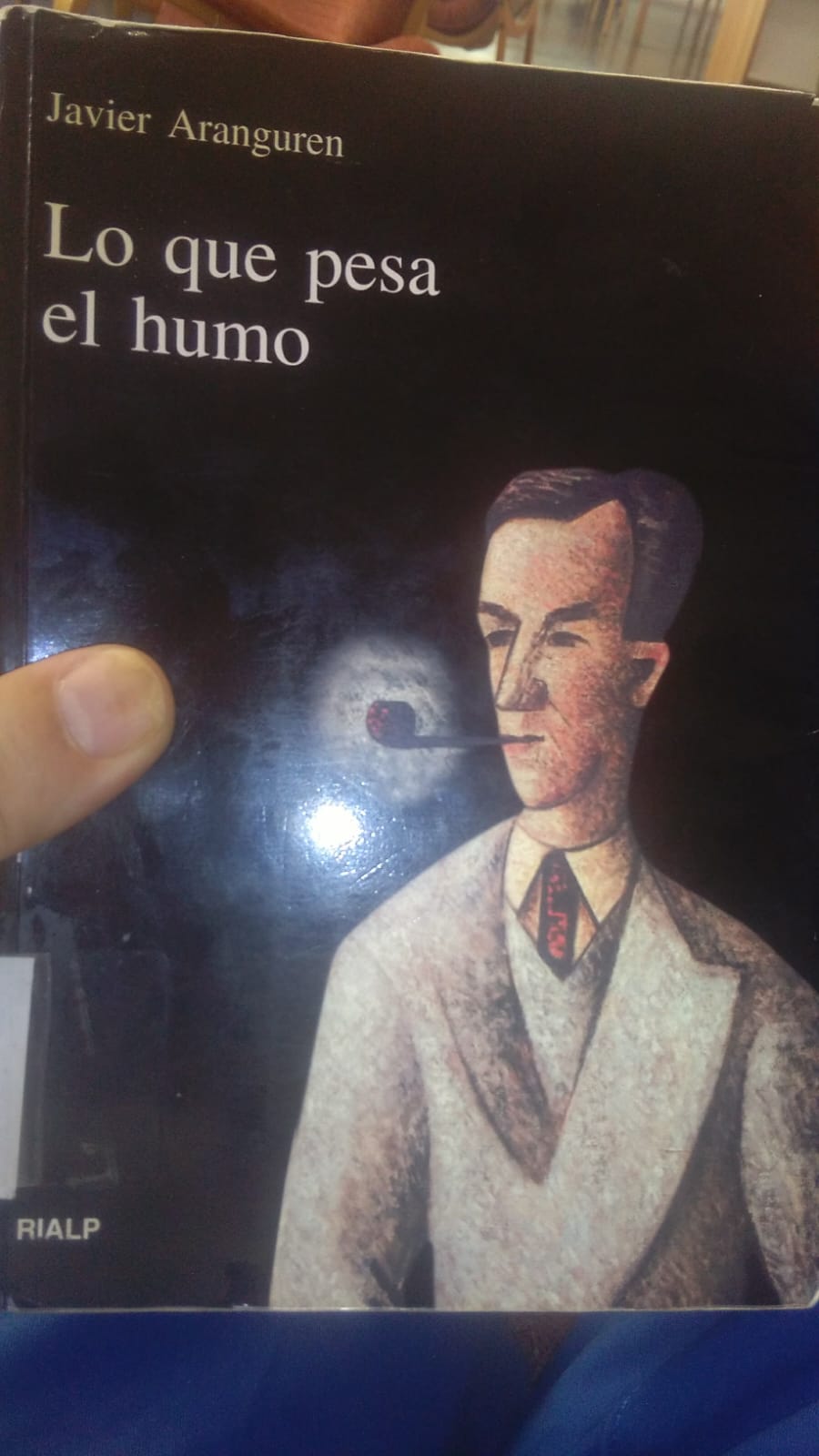 Portada del libro 'Lo que pesa el humo', de Javier Aranguren, edición de Rialp.