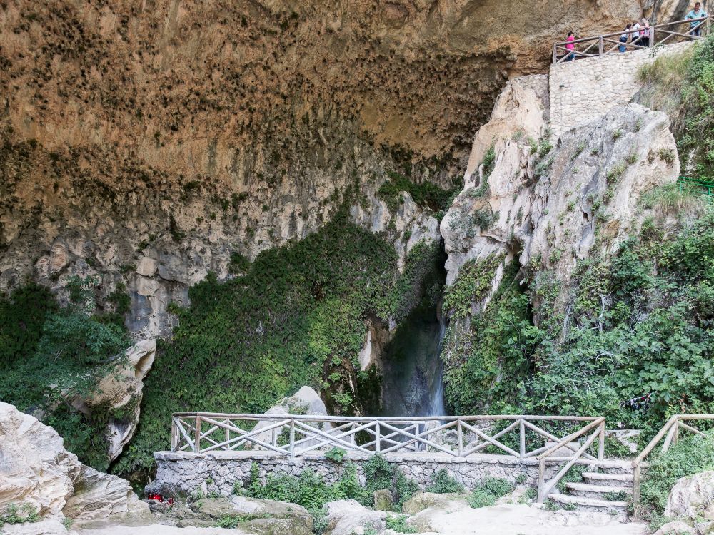 Cueva del Agua de Tíscar en la Sierra de Cazorla, formación natural con cascada interior y valor paisajístico y cultural.
