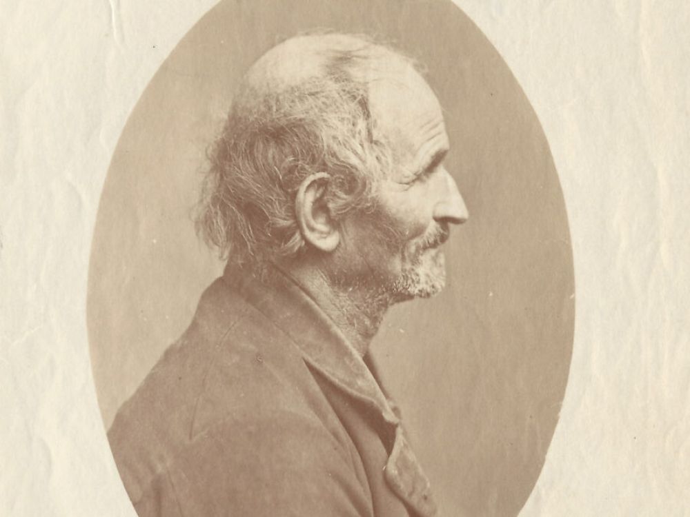 Retrato en blanco y negro de Juan Díaz de Garayo, conocido como El Sacamantecas, asesino en serie alavés del siglo XIX, fotografiado antes de su ejecución en 1881