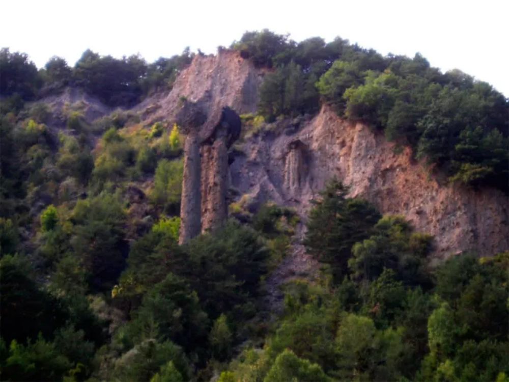 Formaciones geológicas conocidas como las Señoritas de Arás, columnas erosionadas coronadas por bloques de piedra en el barranco de Arás (Huesca)