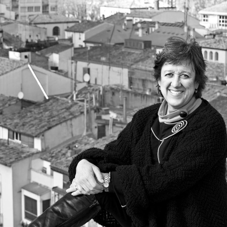 Retrato de Begoña Abad, autora de 'Tendría que escribirte un poema' con fondo urbano, en blanco y negro