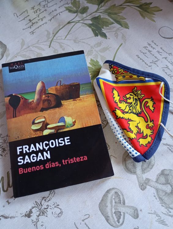 'Buenos días, tristeza', de Françoise Sagan junto a una mascarilla con el escudo del Real Zaragoza