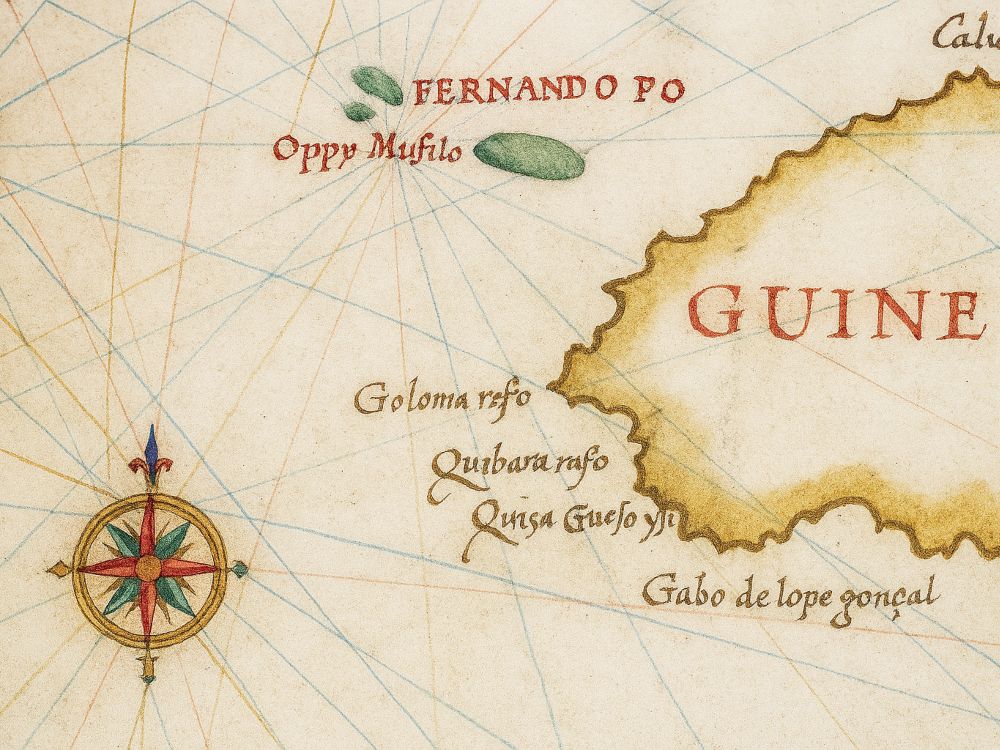 Mapa náutico antiguo del golfo de Guinea con la isla de Fernando Poo destacada, trazado sobre pergamino envejecido con rosa de los vientos y toponimia colonial