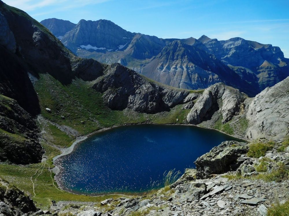 Panorámica del ibón de Bernatuara visto desde San Nicolás de Bujaruelo, con el lago enclavado entre montañas pirenaicas y rodeado de paisaje alpino