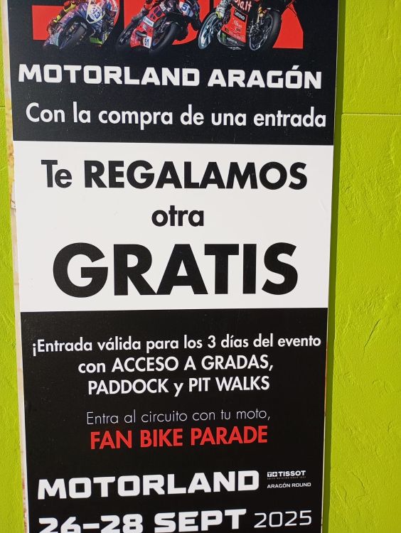 Motorland: ¡regalamos otra gratis!. Cartel promocional anunciando una oferta de entradas dobles para el acontecimiento de motociclismo de septiembre de 2025