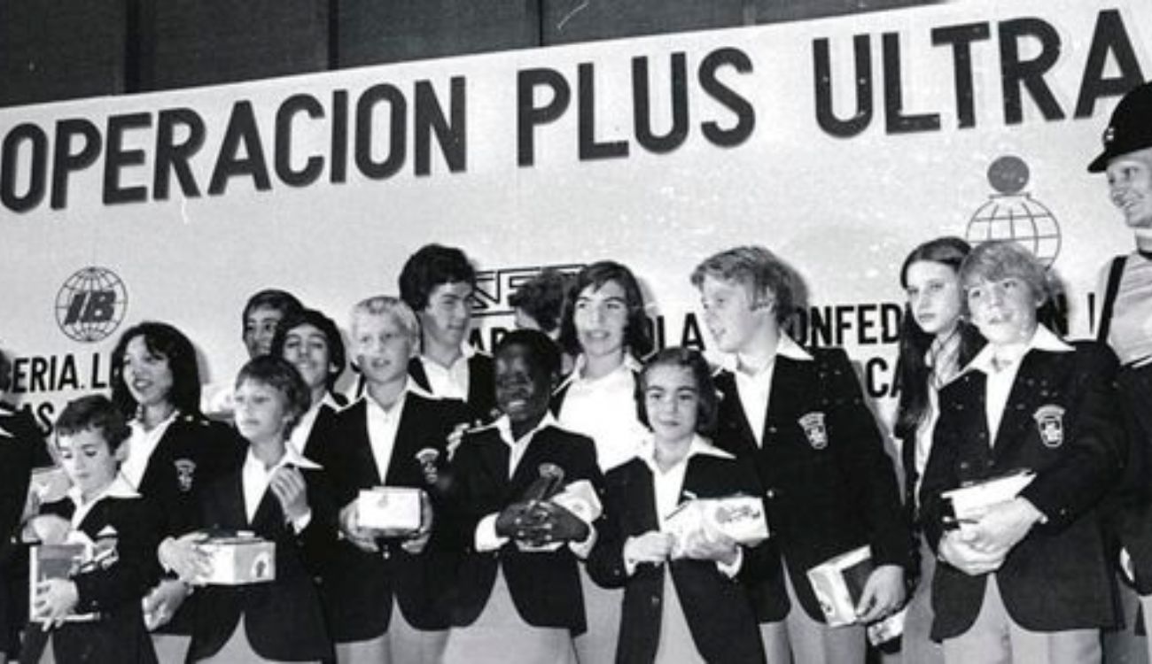 Fotografía en blanco y negro de niños seleccionados por la Operación Plus Ultra en acto oficial de reconocimiento público.