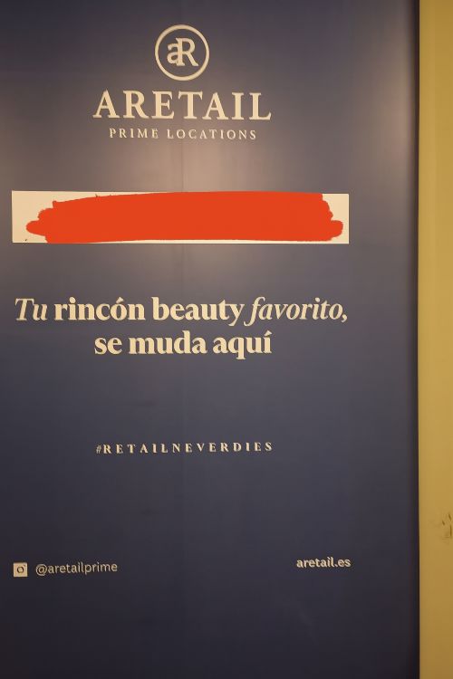 Alma de papanatas. Cartel publicitario con fondo azul oscuro que anuncia la mudanza de un local comercial usando el anglicismo 'beauty' como reclamo principal