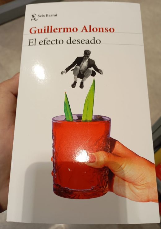 El efecto deseado Portada de 'El efecto deseado', con cóctel rojo y figura masculina descendente