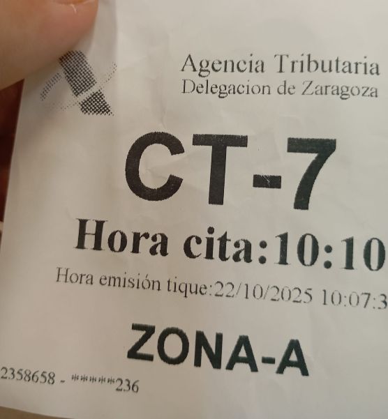 Documento impreso por la Agencia Tributaria con errores lingüísticos y visuales en su formato oficial.