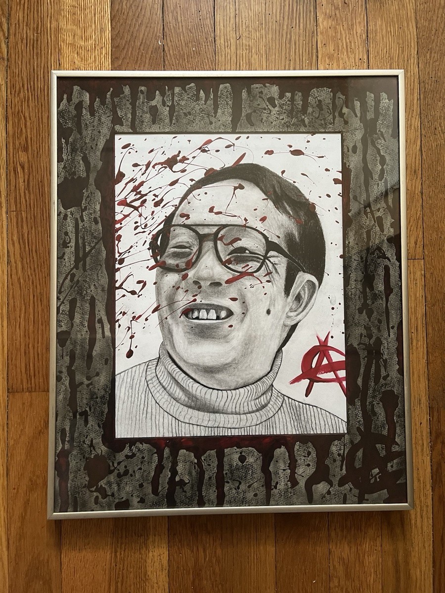 Issei Sagawa Retrato en blanco y negro de Issei Sagawa, rodeado de manchas rojas y negras, con un símbolo anarquista pintado sobre el fondo caótico