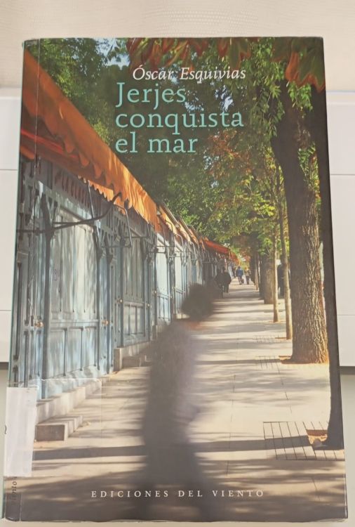 Cubierta de 'Jerjes conquista el mar', de Óscar Esquivias, con fotografía de paseo arbolado y casetas cerradas bajo toldos naranjas