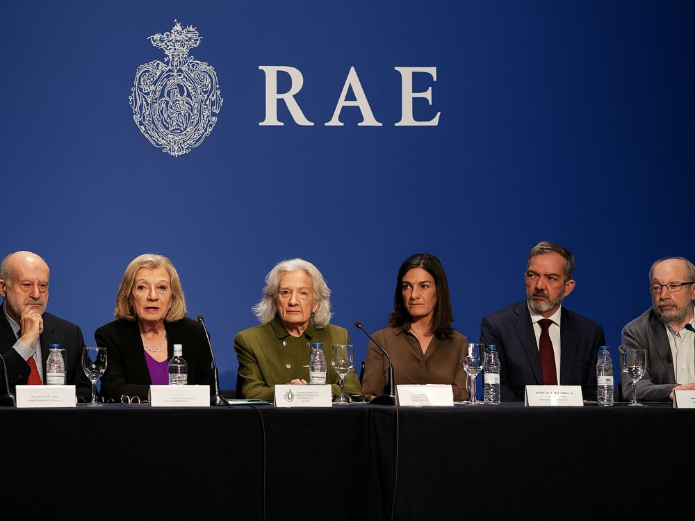 RAE y ASALE. Académicos hispanohablantes reunidos en sesión plenaria durante el X Congreso Internacional de la Lengua Española, con emblemas institucionales al fondo