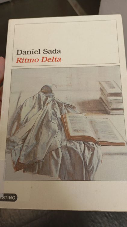 Ritmo delta Portada del libro 'Ritmo delta', de Daniel Sada, con ilustración de libros abiertos y tela plegada sobre fondo neutro