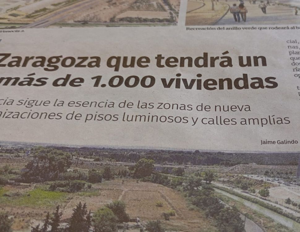 Titular periodístico en español sobre urbanismo con error ortográfico sustituyendo 'calles amplias' por 'calles amplías'