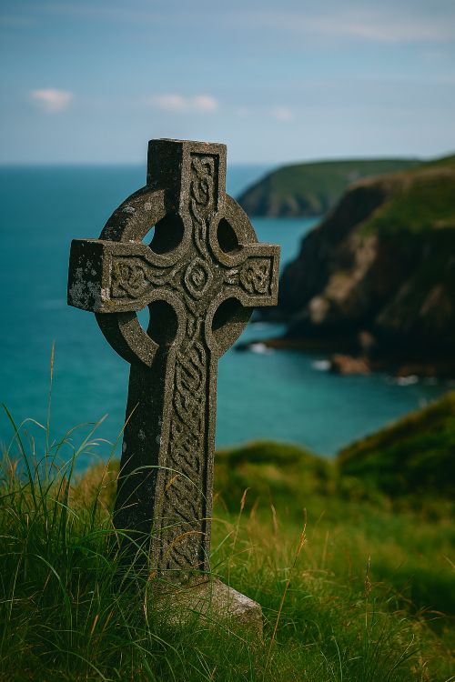 El eco del bretón El eco del bretón. Cruz celta de piedra sobre una colina verde frente a los acantilados y el mar en la costa bretona