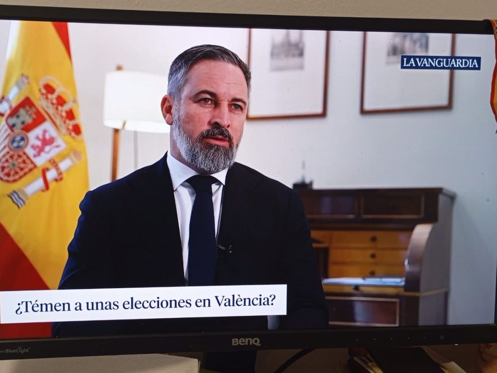 Gazapos impresentables Gazapos impresentables. Pantalla de ordenador mostrando una entrevista televisiva donde aparece Santiago Abascal y fondo con bandera española y texto con error ortográfico '¿Témen a unas elecciones en València?'