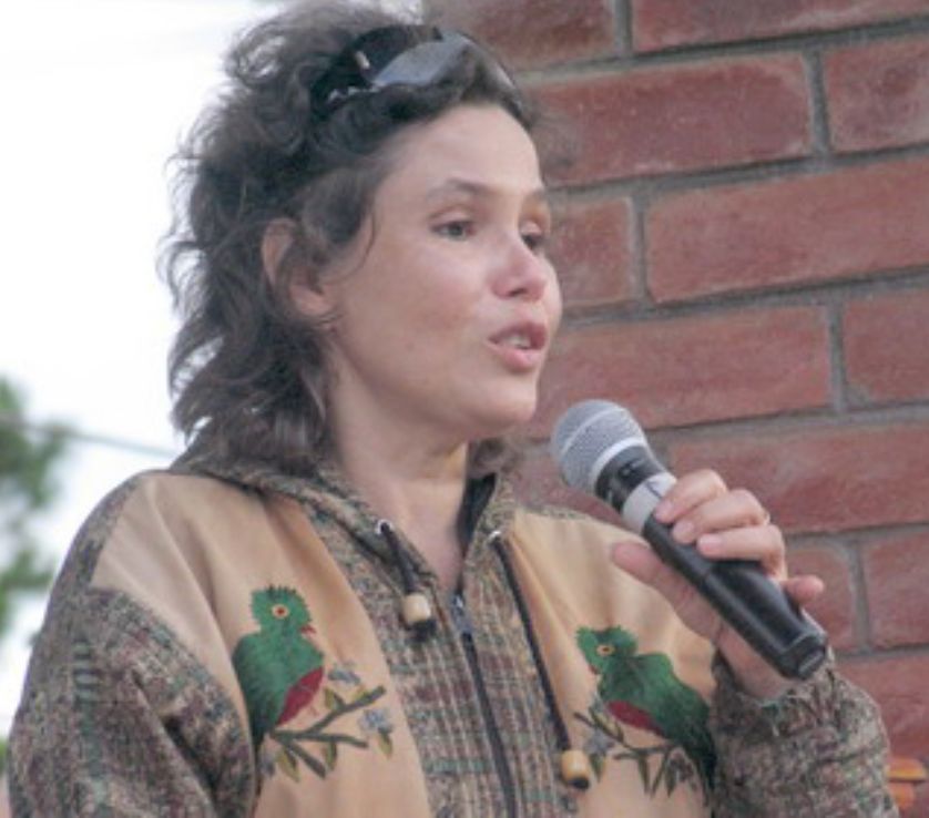 La muerte verdadera La muerte verdadera. Poeta hondureña Waldina Mejía Medina hablando en público con chaqueta estampada, micrófono en mano, en un entorno al aire libre