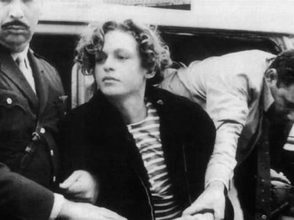 Carlos Robledo Puch, joven detenido por la policía en 1972, escoltado por dos agentes