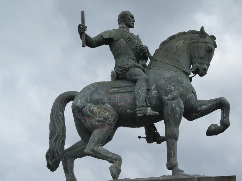 Sebastián de Belalcázar Estatua ecuestre de Sebastián de Belalcázar en el Morro de Popayán, con grafitis visibles sobre el pedestal y el cuerpo del caballo, bajo un cielo nublado