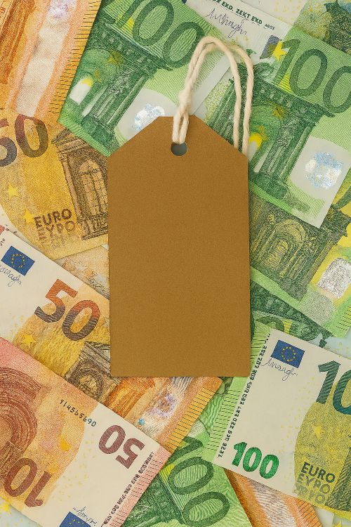 Totalmente gratis. Etiqueta de precio vacía sobre billetes de euro de distintas denominaciones, simbolizando la contradicción entre gratuidad y valor económico