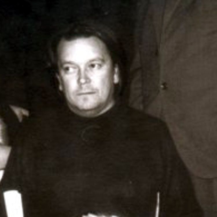 Washington Benavides 'Canción de los lentes'. Retrato en blanco y negro de Washington Benavides con expresión neutra, en un entorno interior poco iluminado