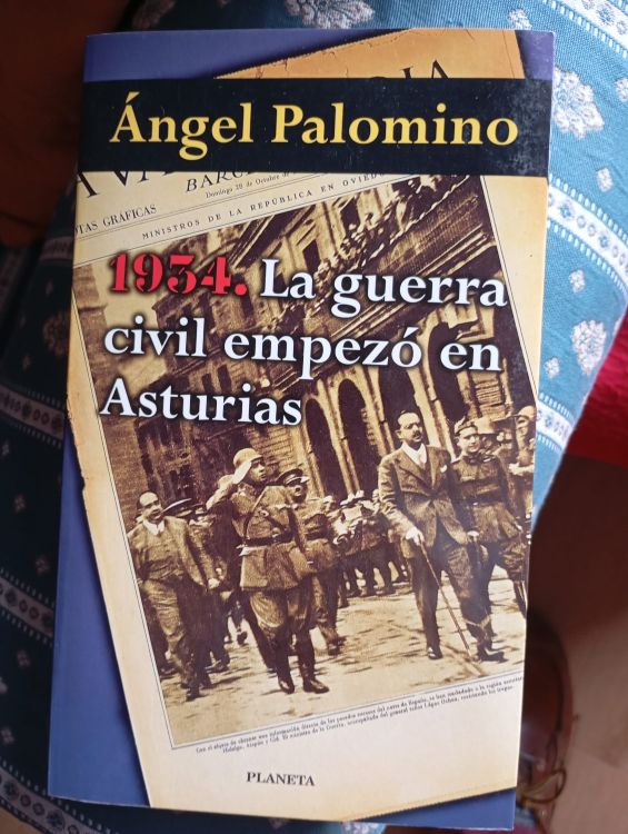 Portada del libro '1934. La guerra civil empezó en Asturias', de Ángel Palomino, con una fotografía histórica en blanco y negro de un grupo de hombres —militares y civiles— caminando