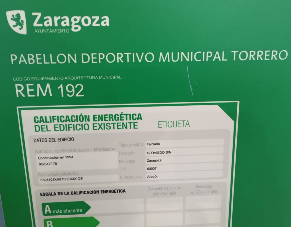Mayúsculas. Cartel oficial del Ayuntamiento de Zaragoza del Pabellón Deportivo Municipal Torrero, donde aparecen términos en mayúsculas con acentuación incoherente, como “CALIFICACIÓN” correctamente escrita junto a “PABELLON” y “CODIGO” sin tilde