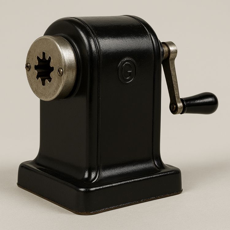 Sacapuntas portátil de sobremesa de 1945, esmaltado en negro, con manivela lateral y base metálica