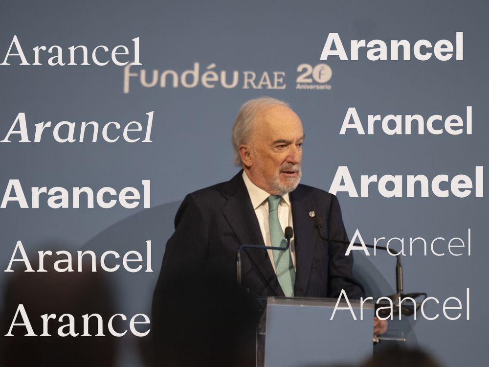 Arancel. Palabra de 2025 Muñoz Machado interviene en el acto 'FundéuRAE 20.º aniversario' ante un fondo azul con el lema y diversas apariciones tipográficas de la palabra 'arancel', elegida como palabra del año 2025