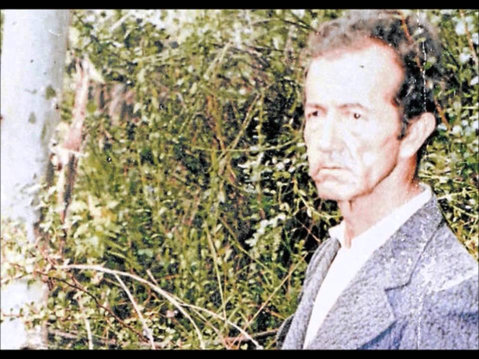 Daniel Camargo Barbosa Daniel Camargo, con traje oscuro y camisa blanca posando al aire libre frente a un fondo de vegetación densa.