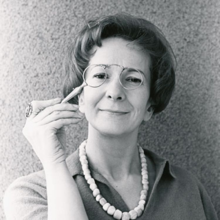 El arte de empezar. Retrato en blanco y negro de Wislawa Szymborska con monóculo, expresión serena y fondo texturizado