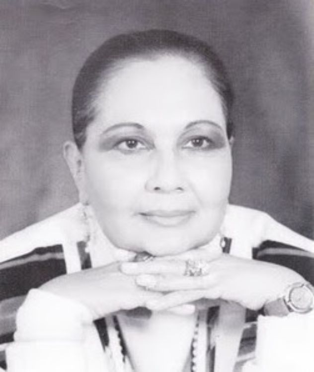 Mercedes Durand Espacio del color. Retrato en blanco y negro de Mercedes Durand con el cabello recogido, apoyando el rostro sobre las manos entrelazadas, con gesto sereno y fondo oscuro