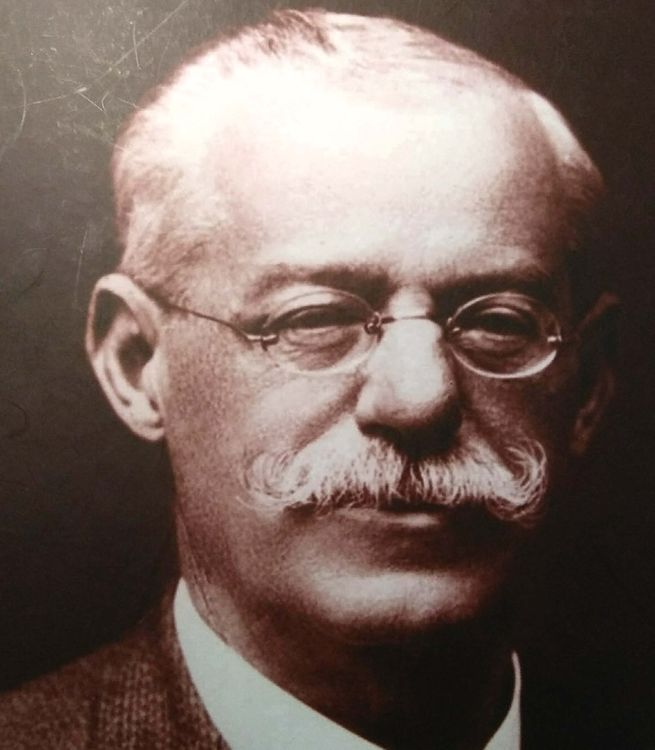 Retrato histórico de Odón de Buen, con bigote, gafas redondas y traje formal