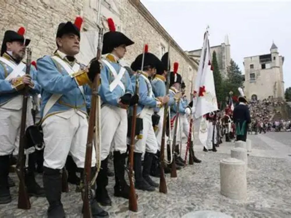 Regimiento Ultonia Soldados del Regimiento Ultonia formados en una calle empedrada junto a un edificio de piedra durante una recreación militar