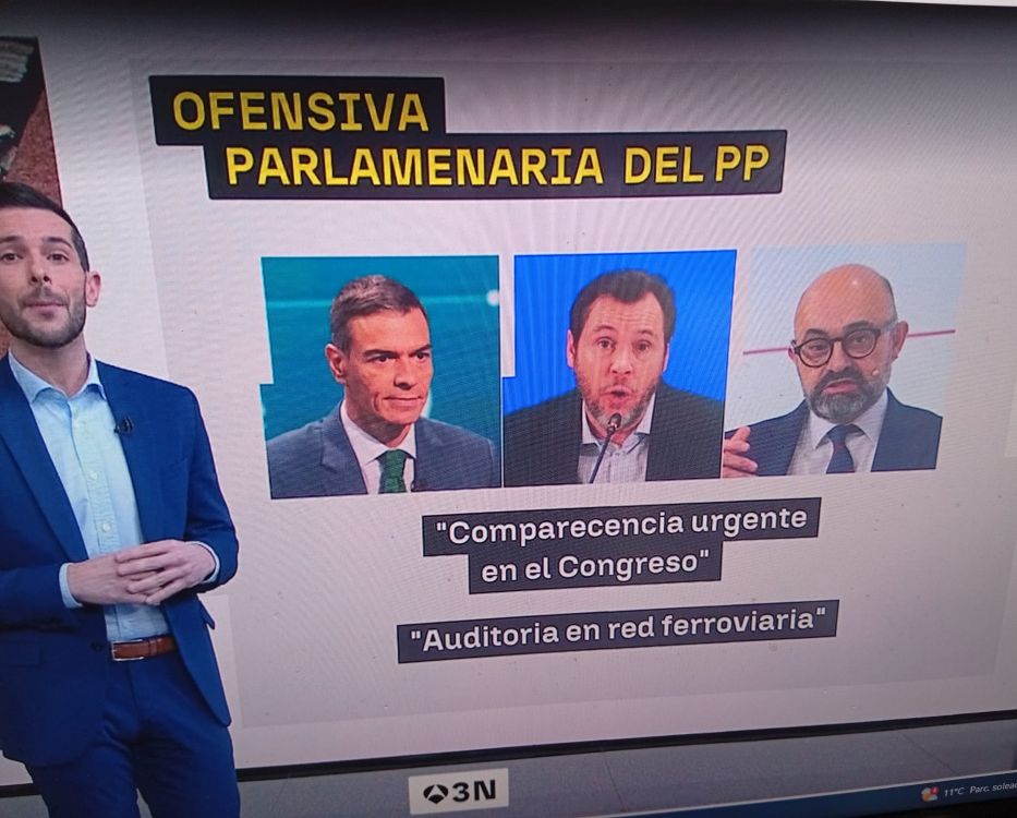 Apología del descrédito. Presentador de informativos junto a un rótulo con el titular 'Ofensiva parlamenaria del PP' acompañado de subtítulo con error ortográfico