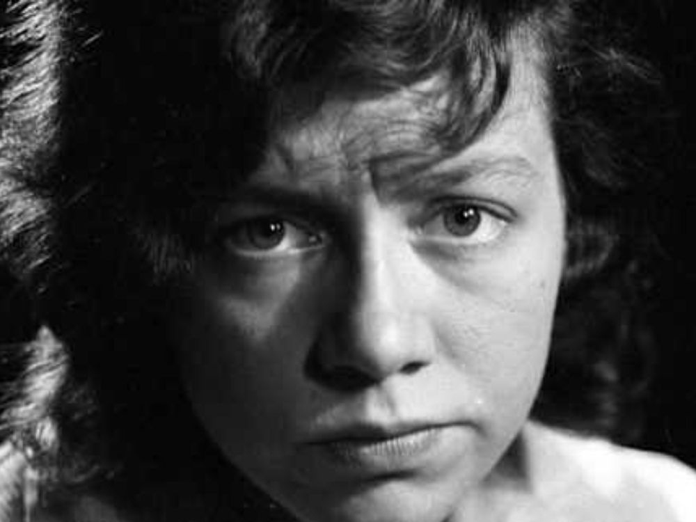 Desconfianza. Retrato en blanco y negro de Alejandra Pizarnik junto a un árbol, mirada introspectiva de la poeta argentina (1936-1972)