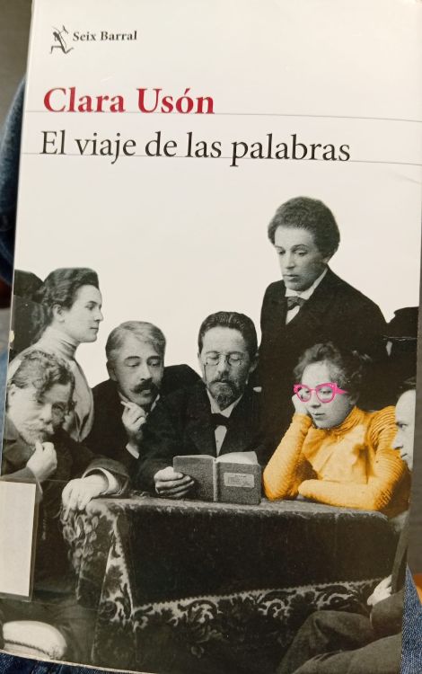 El viaje de las palabras Portada de la primera edición de 'El viaje de las palabras', de Clara Usón, con la protagonista moderna inserta junto a la familia Chéjov