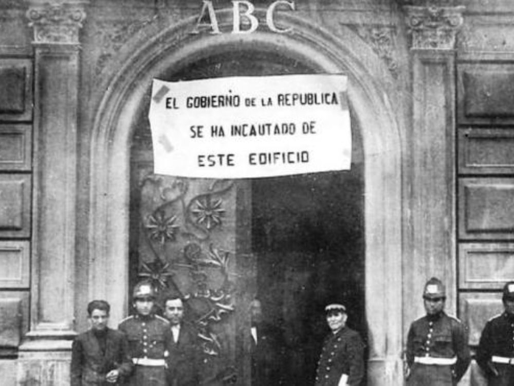 Ley de Defensa de la República. Fachada del periódico ABC incautada por el Gobierno de la República, con un cartel oficial y presencia de agentes frente al edificio